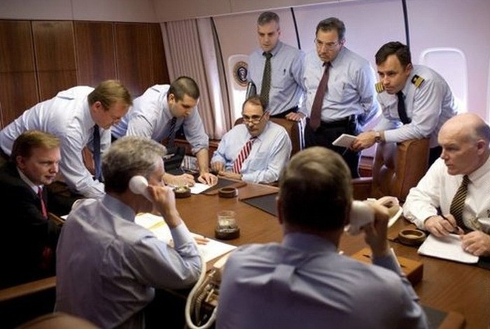 Các quan chức hội đàm trong phòng họp trên Air Force One.