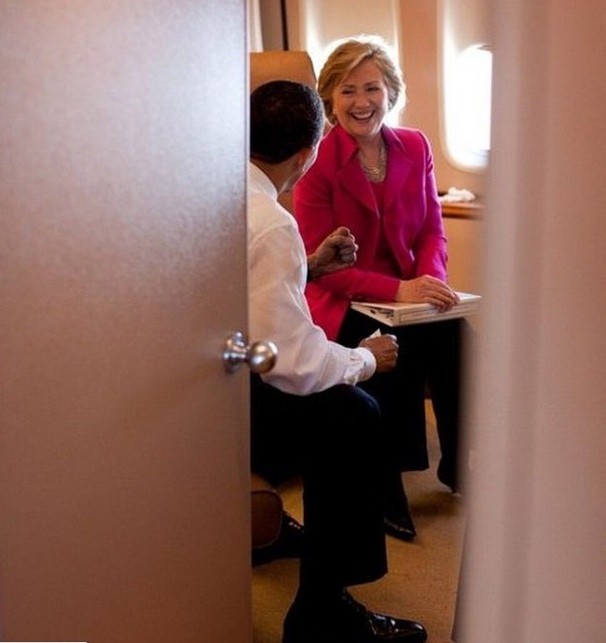 Tổng thống Mỹ Obama trò chuyện cùng Ngoại trưởng Mỹ Hillary Clinton trên chuyên cơ của mình.