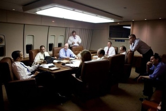Tổng thống Obama và các quan chức trong cuộc họp trên chuyên cơ.