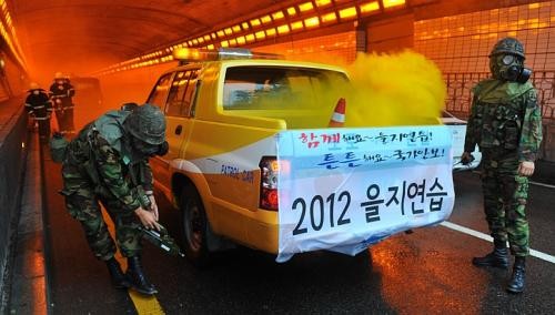 Các binh sĩ hóa học tham gia tập trận. Cuộc tập trận mang tên Người Bảo vệ Tự do Ulchi (UFG) diễn ra từ 20/8 đến 31/8 với sự tham gia của hơn 56.000 binh sĩ Hàn Quốc và khoảng 30.000 binh sĩ Mỹ.