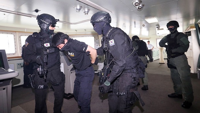 Cảnh sát biển và các đặc công hải quân bắt giữ những kẻ khủng bố trên tàu ở cảng thành phố Pyeongtaek.