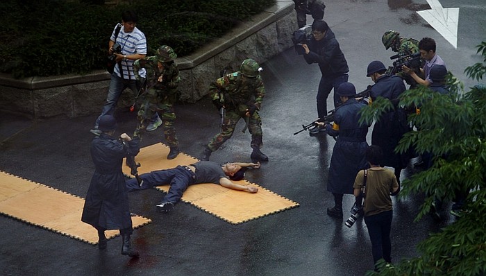 Một người đàn ông đóng vai kẻ khủng bố đang bị cảnh sát và binh sĩ bắt giữ gần một ngân hàng ở Seoul.