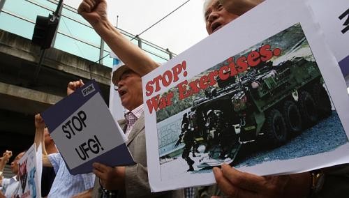 Trong khi Mỹ-Hàn rầm rộ tập trận thì nhiều người dân Hàn Quốc đã biểu tỉnh phản đối UFG bên ngoài căn cứ quân sự Mỹ Yongsan ở Seoul.