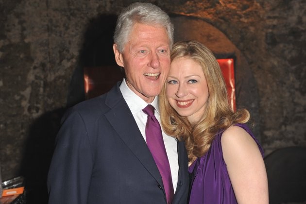 Sinh năm 1980, Chelsea là con gái duy nhất của cặp vợ chồng cựu Tổng thống Bill Clinton và Ngoại trưởng Hillary Clinton.
