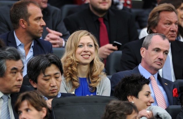 Chelsea cùng với Đại sứ Mỹ tại Đức Philip D. Murphy (phải) xem trận đấu bóng đá nữ Nhật Bản với Mỹ trong giải FIFA năm 2011 ở Frankfurt am Main, miền tây nước Đức.