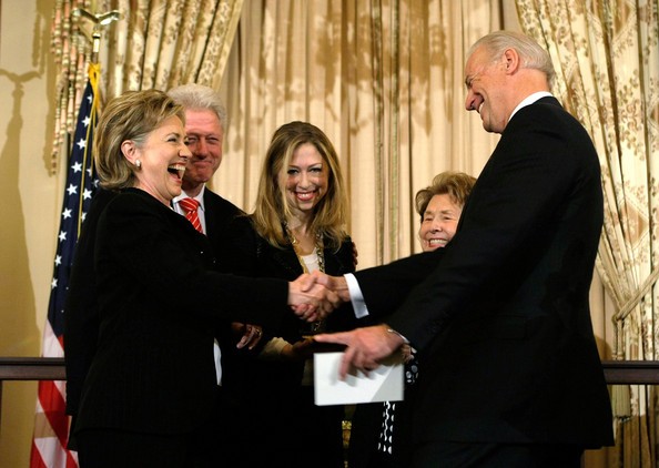 Phó Tổng thống Mỹ Joseph Biden (phải)bắt tay Ngoại trưởng Mỹ Hillary Clinton. Bên cạnh là cựu Tổng thống Bill Clinton, con gái của họ và mẹ của bà Hillary tại Bộ Ngoại giao năm 2009.