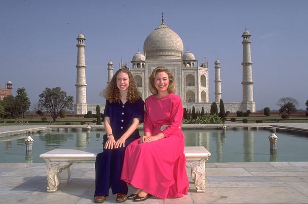 Hai mẹ con bà Clinton trong chuyến thăm đến Ấn Độ năm 1995.