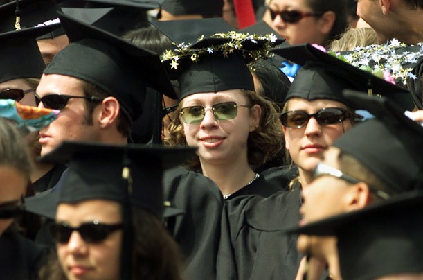 Chelsea trong lễ tốt nghiệp Đại học Stanford năm 2001. Sau đó, cô đã ghi danh vào một chương trình sau đại học về quản lý và chính sách y tế tại Đại học Columbia.