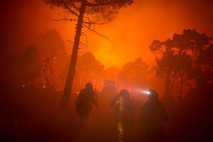 Nhân viên cứu hỏa đang nỗ lực chữa cháy rừng ở Tabuyo del Monte, phía tây nam của tỉnh Leon, Tây Ban Nha. Khoảng 500 binh lính đã được triển khai để hỗ trợ cuôc chiến chống lại đám cháy đã thiêu trụi diện tích hơn 90km2 ở miền bắc Tây Ban Nha.