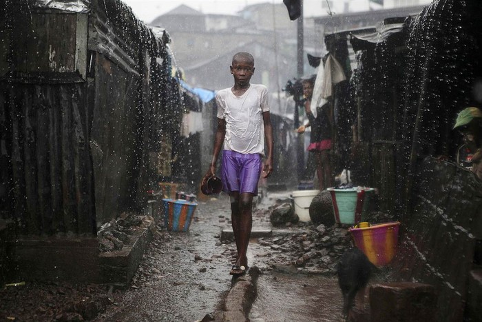 Một cậu bé đầm mình dưới mưa trong một khu ổ chuột ở Freetown, thủ đô của Sierra Leone. Tại đây, dịch tả đã bùng phát khiến 200 người chết. Những cơn mưa ở thành phố Tây Phi này đã làm số lượng các trường hợp bị nhiễm khuẩn lây qua nguồn nước lên đến 12.000 trong năm nay ở khu vực này, vượt qua kỷ lục trước đó là 10.000 vào năm 1994. Chính phủ Sierra Leone đã báo động tình trạng "khẩn cấp quốc gia."