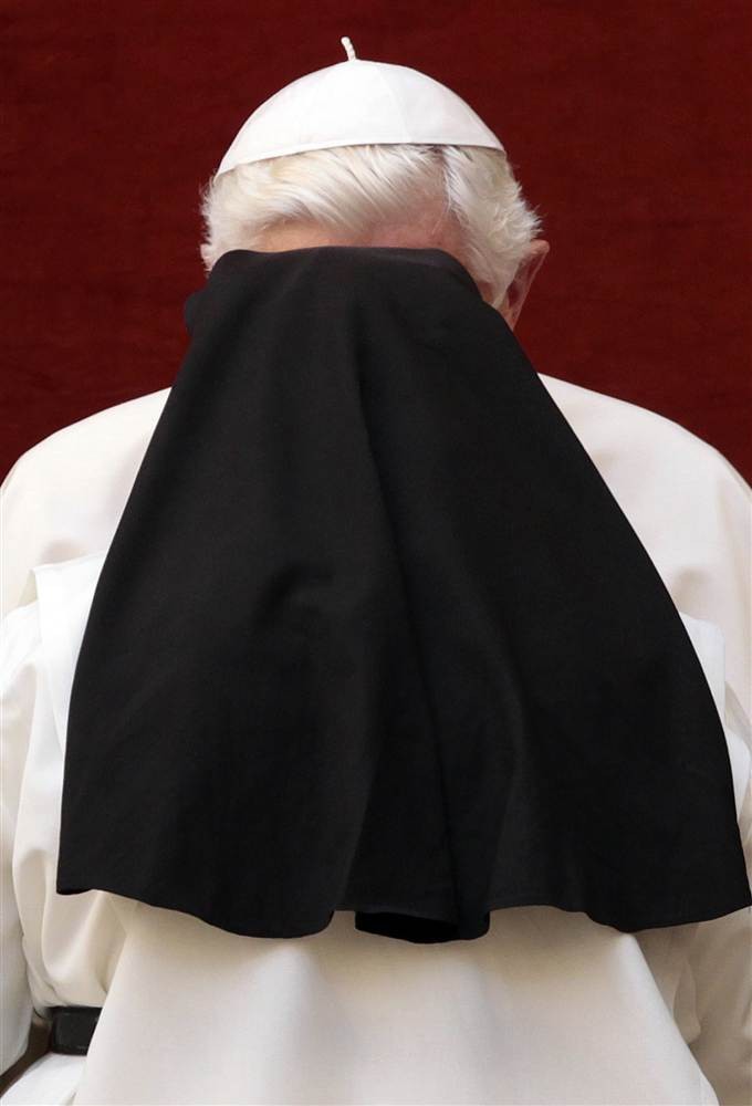 Giáo hoàng Benedict XVI bị che khuất bởi một nữ tu đang chào mừng ông trong buổi giảng đạo hàng tuần tại Castel Gandolfo, vùng ngoại ô Rome.