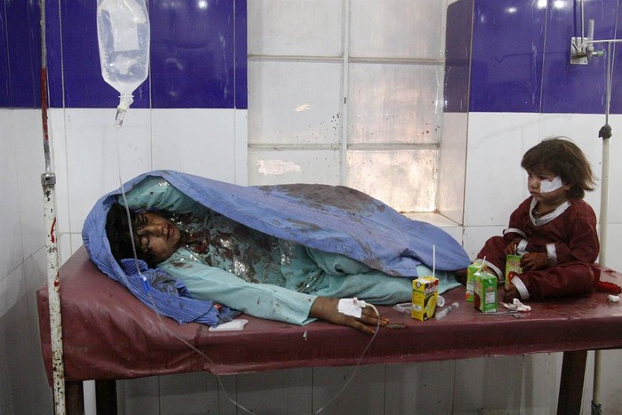 Một người mẹ và một đứa trẻ bị thương đang được điều trị tại bệnh viện ở Quetta, tây nam Pakistan, sau khi xảy ra vụ đánh bom nhằm vào một đoàn xe an ninh đã giết chết ít nhất một người dân thương và khiến nhiều người khác bị thương.