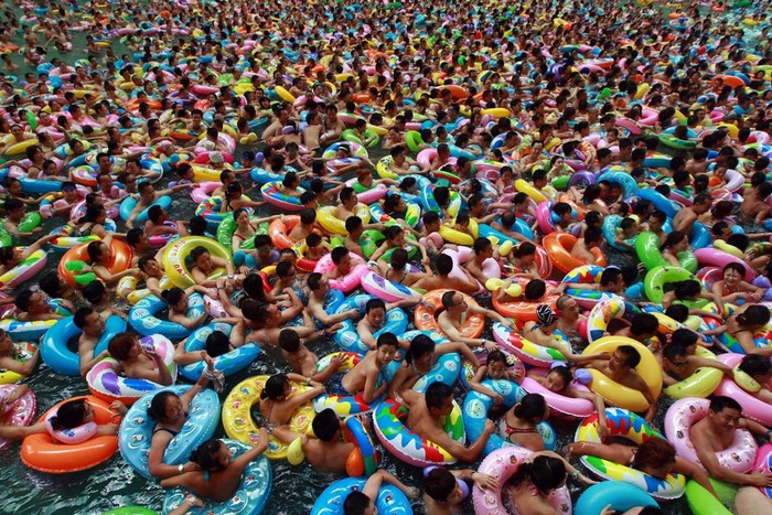 Bể bơi khổng lồ mang tên "Biển chết Trung Quốc" thuộc huyện Đại Anh, Tứ Xuyên ( Trung Quốc) đông nghịt người. Độ mặn của nước trong "Biển chết Trung Quốc" lên tới 22%. Do đó, người bơi có thể nổi trên mặt nước mà không lo bị chìm.