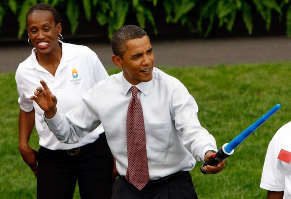 Tổng thống Obama đùa vui bên cạnh vận động viên Olympic Jackie Joyner Kersee.