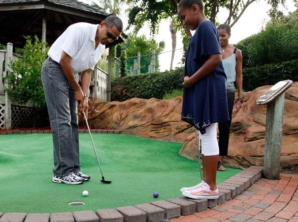 Cùng phu nhân và cô con gái cưng chơi golf trên sân cỏ mini.