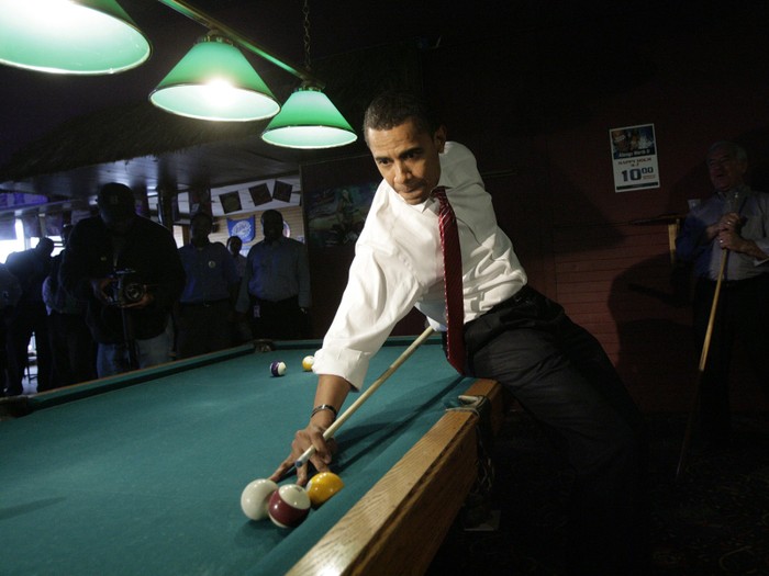 Ông Obama cũng chơi bi-a điệu nghệ chẳng kém bất cứ ai.