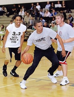 Ông Obama thể hiện sự điêu luyện khi chơi bóng rổ.