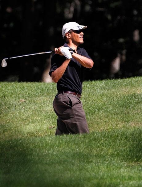Ngài Tổng thống theo dõi đường bay của quả bóng khi đang chơi golf.