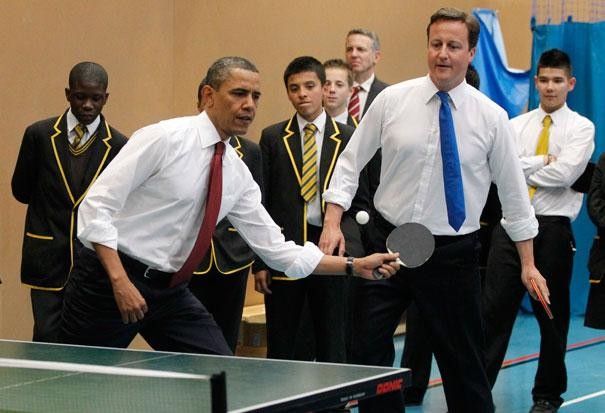 Chơi bóng bàn với Thủ tướng Anh David Cameron.