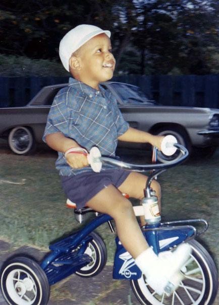 Đương kim Tổng thống Mỹ khi còn nhỏ và chiếc xe đạp của mình.