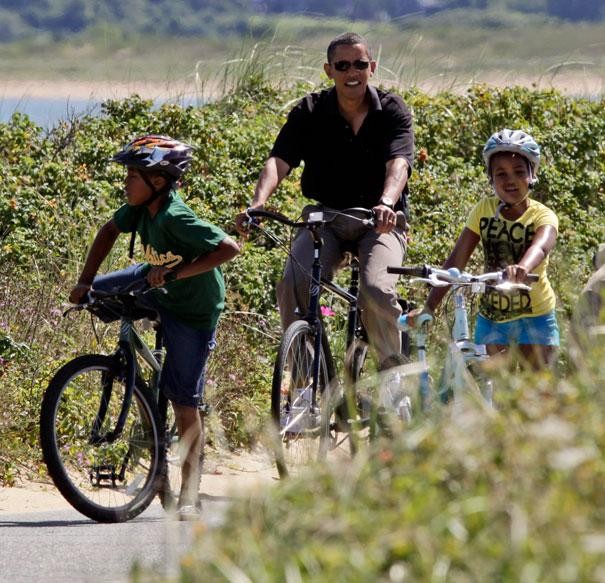 Đạp xe cùng hai con gái Sasha Obamarig (phải) và Malia Obama.
