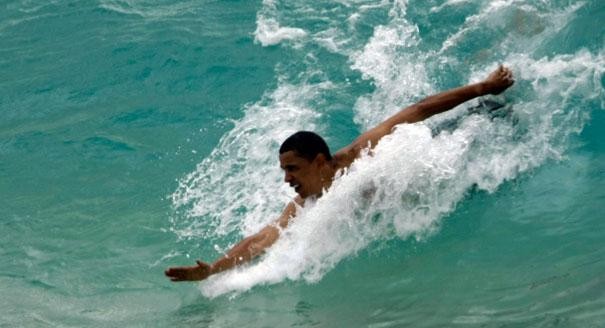 Tổng thống Obama đang lướt sóng tại Hawaii.