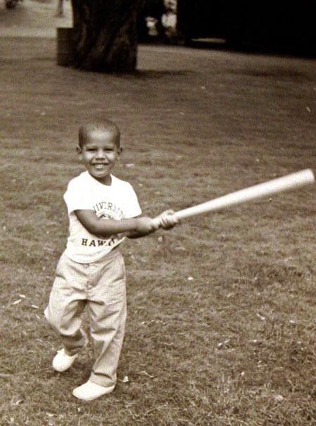 Bức ảnh từ năm 1960 cho thấy Tổng thống Obama khi còn nhỏ đã bắt đầu tập tành đánh bóng chày.