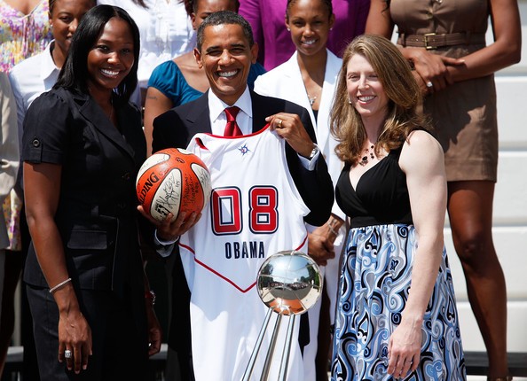 Tổng thống hào hứng với chiếc áo đồng phục môn bóng rổ mang tên mình.