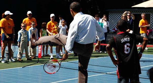 Tổng thống Obama đánh một quả bóng giữa hai chân trong khi chơi tennis tại lễ Phục sinh Egg Roll diễn ra ở Nhà Trắng.