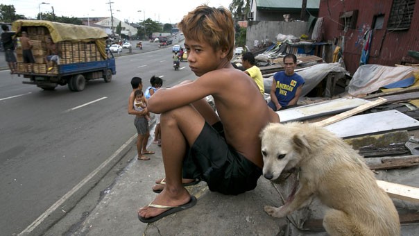 Hiện, hơn 2 triệu người, chiếm khoảng 1/5 dân số thành phố Manila, phải sống trong những khu ổ chuột tồi tàn.