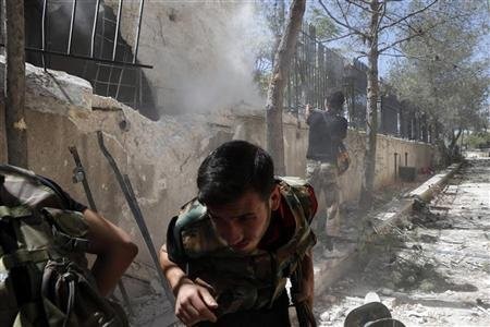 Phe đối lập Syria đã cáo buộc quân đội của Tổng thống Bashar al-Assad tàn sát hàng trăm người dân.