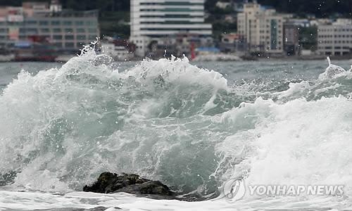 Sóng mạnh đánh vào bờ thành phố cảng Busan, Hàn Quốc.
