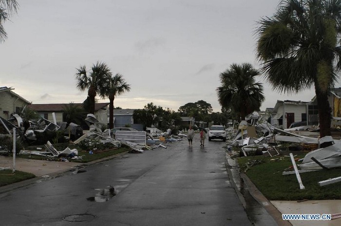 Nhiều ngôi nhà bị tàn phá bởi một trận lốc xoáy do ảnh hưởng của bão ở Vero Beach, bang Florida.