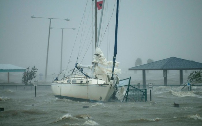 Một con thuyền đang đậu ở bến cảng khi bão càn quét qua bang Mississippi.