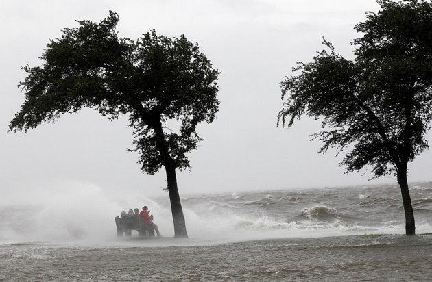 Bão Isaac ập đến khi bang Louisiana chuẩn bị kỷ niệm 7 năm xảy ra trận bão lịch sử Katrina gây thương vong nhiều nhất ở Mỹ trong vòng một thế kỷ với hàng ngàn người thiệt mạng.