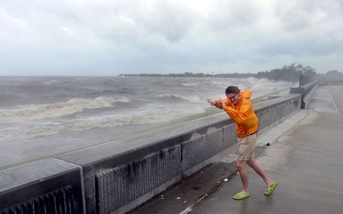 Evan Stoudt chống chọi với gió mạnh khi đi qua hồ Pontchartrain ở New Orlean.