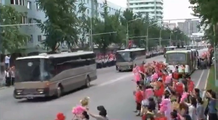 Dân Bình Nhưỡng vẫy hoa chào đón các đoàn đại biểu