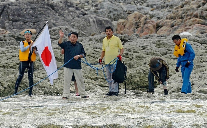 Họ mang theo lá cờ Nhật Bản lên đảo, trong một động thái đẩy căng thẳng Nhât-Trung ngày càng lên cao.