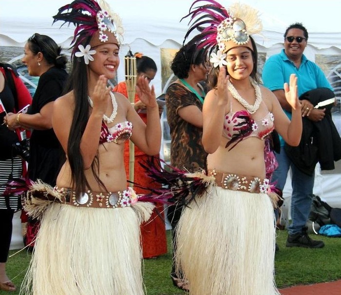 Các cô gái trẻ chào đón lãnh đạo các nước tới đảo Cook xinh đẹp, nơi coi du lịch là ngành kinh tế số một của quốc đảo này.