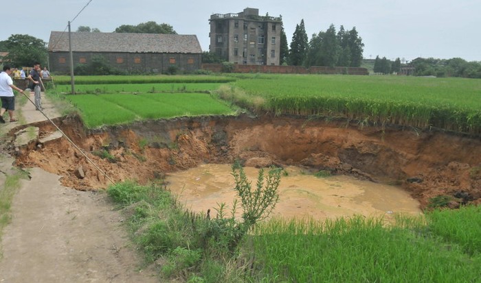 Một khu đất nông nghiệp bị sụt ở huyện Nam Xương, tỉnh Giang Tây vào ngày 27/6.