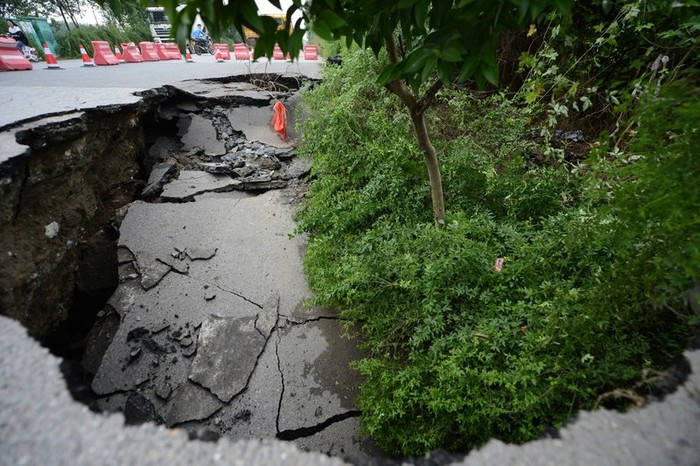 Con đường bị sụt lún nặng ở thành phố Dương Châu, tỉnh Giang Tô.
