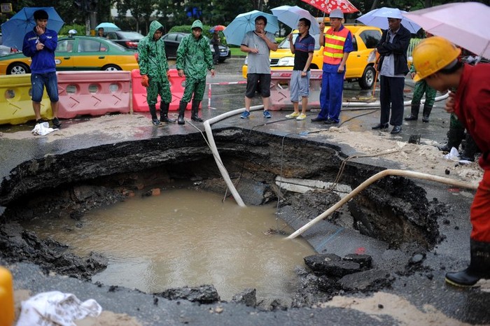 Đoạn đường Hoa Gia Địa ở Bắc Kinh ngày 1/8 cũng tắc nghẽn giao thông vì hư hỏng nghiêm trọng.