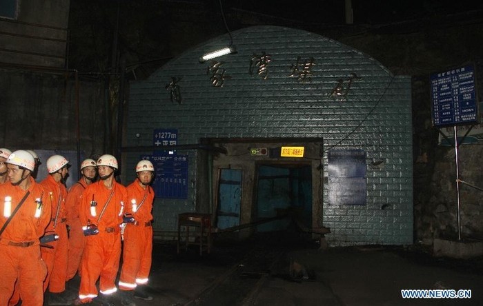 Lực lượng cứu hộ đang chờ ở lối vào mỏ than Tiêu Gia Loan.