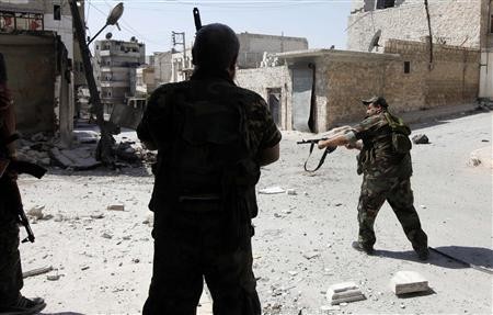 Chiến binh Quân đội Syria Tự do đụng độ với quân chính phủ ở thành phố Aleppo.