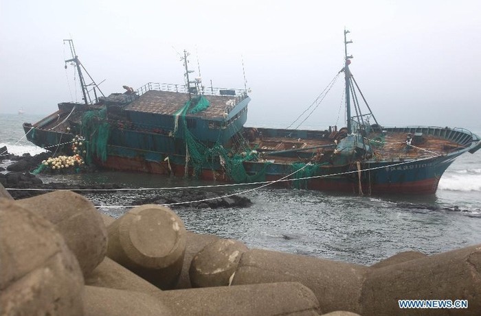 Tàu cá Trung Quốc mang số hiệu 91.105 đã đậu trên đảo Jeju của Hàn Quốc sau khi đối mặt với tử thần.