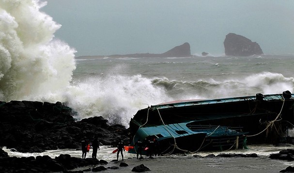 Phía Trung Quốc cho biết hai tàu đánh cá chỉ đơn giản là cố gắng tìm nơi trú ẩn khi gặp bão Bolaven.