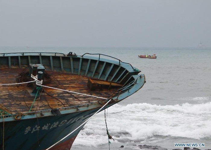 18 ngư dân Trung Quốc đã được giải cứu, 8 người được xác nhận đã chết và 7 người vẫn còn mất tích sau khi cơn bão mạnh đánh chìm tàu đánh cá của họ vào sáng thứ Ba.