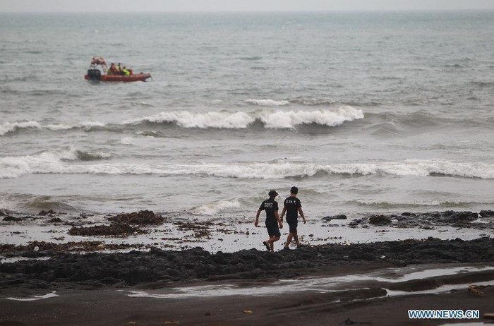 Các nhân viên cứu hộ Hàn Quốc đang nỗ lực tìm kiếm những ngư dân Trung Quốc mất tích.