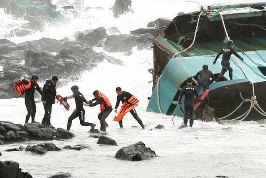 Trước đó, ngay sau khi vụ tai nạn xảy ra, lực lượng cứu hộ Hàn Quốc đã nhanh chóng giải cứu các ngư dân Trung Quốc trên tàu cá bị đánh chìm.