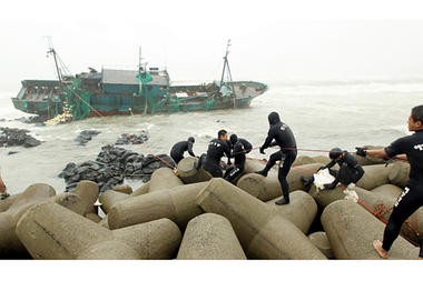 Lực lượng cứu hộ Hàn Quốc nỗ lực kéo con tàu vào bờ.